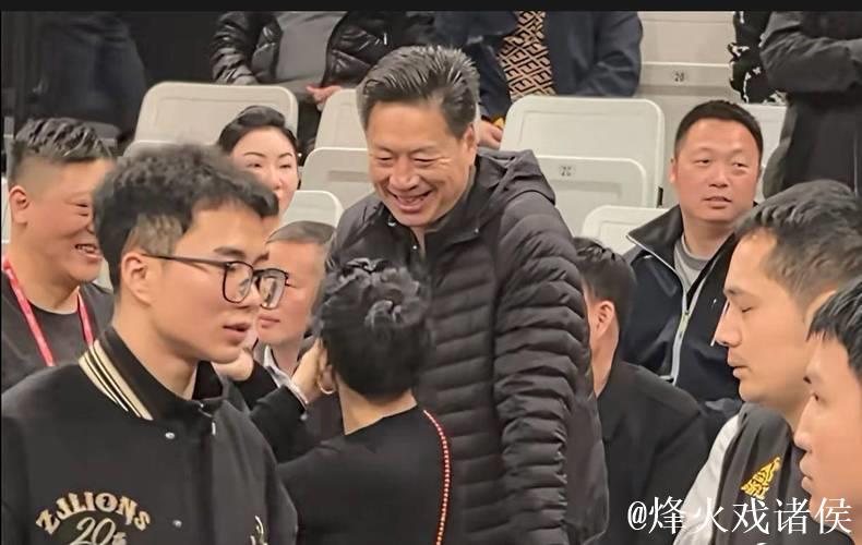 李春江社媒分享观赛片段:以球迷身份参加颁奖仪式,重在参与 李春江社媒分享观赛片段:以球迷身份参加颁奖仪式,重在参与